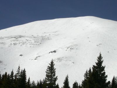065 - Skiers On Peak 7