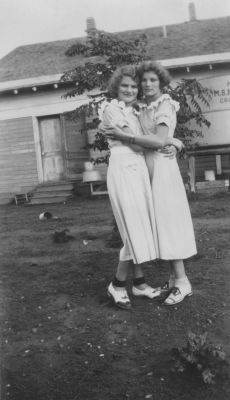 1930 - Edie and Blanche (2)